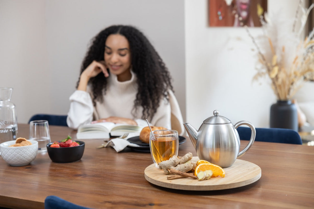 VAJA Valerie theepot RVS tijdens het inschenken van thee
